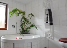 Badezimmer - Eckbadewanne mit Handtuchheizkörper